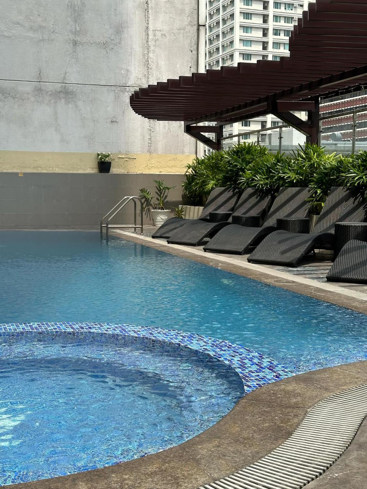 One Bedroom With Balcony By Christine Suites Ph In Greenbelt Radisson Makati City ภายนอก รูปภาพ