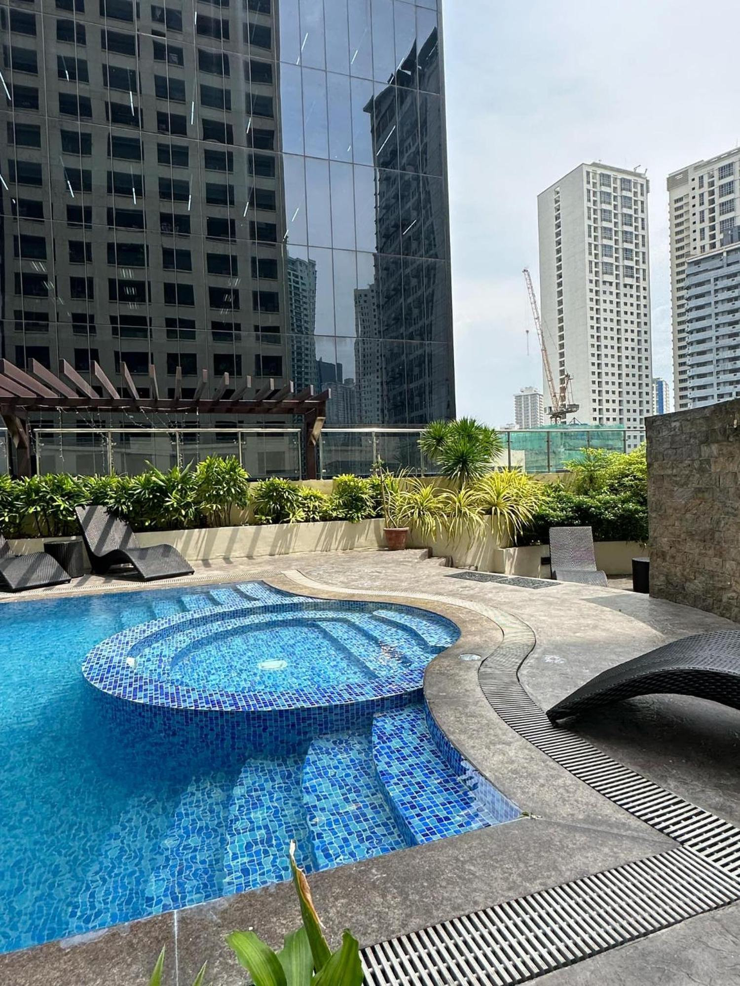 One Bedroom With Balcony By Christine Suites Ph In Greenbelt Radisson Makati City ภายนอก รูปภาพ
