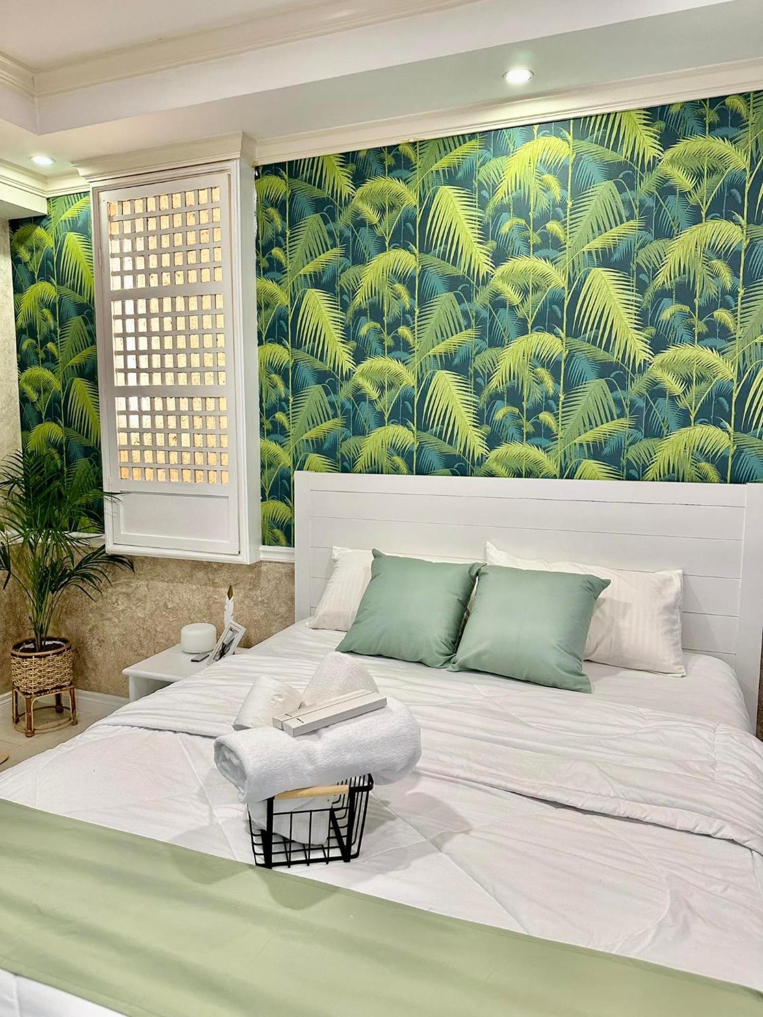 One Bedroom With Balcony By Christine Suites Ph In Greenbelt Radisson Makati City ภายนอก รูปภาพ