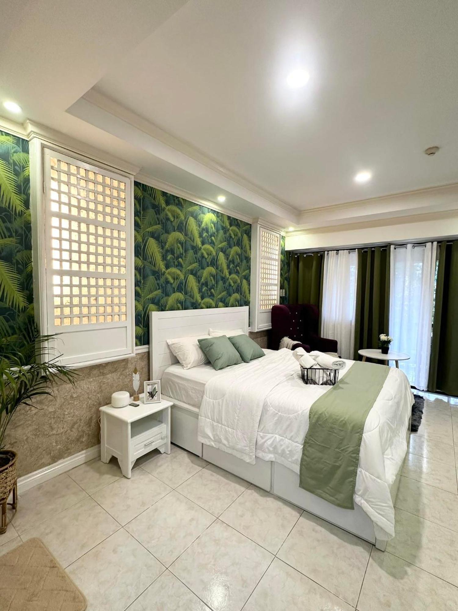 One Bedroom With Balcony By Christine Suites Ph In Greenbelt Radisson Makati City ภายนอก รูปภาพ