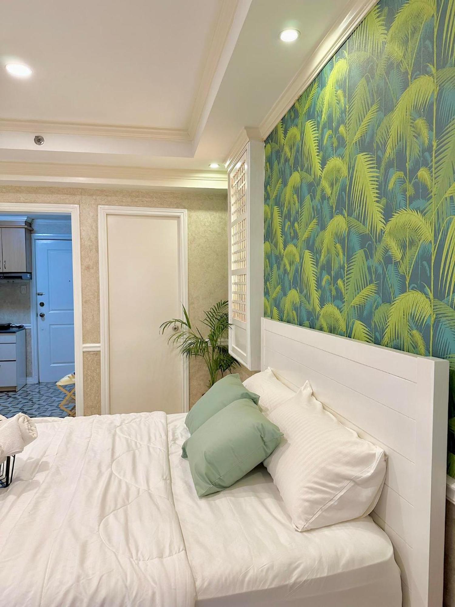 One Bedroom With Balcony By Christine Suites Ph In Greenbelt Radisson Makati City ภายนอก รูปภาพ