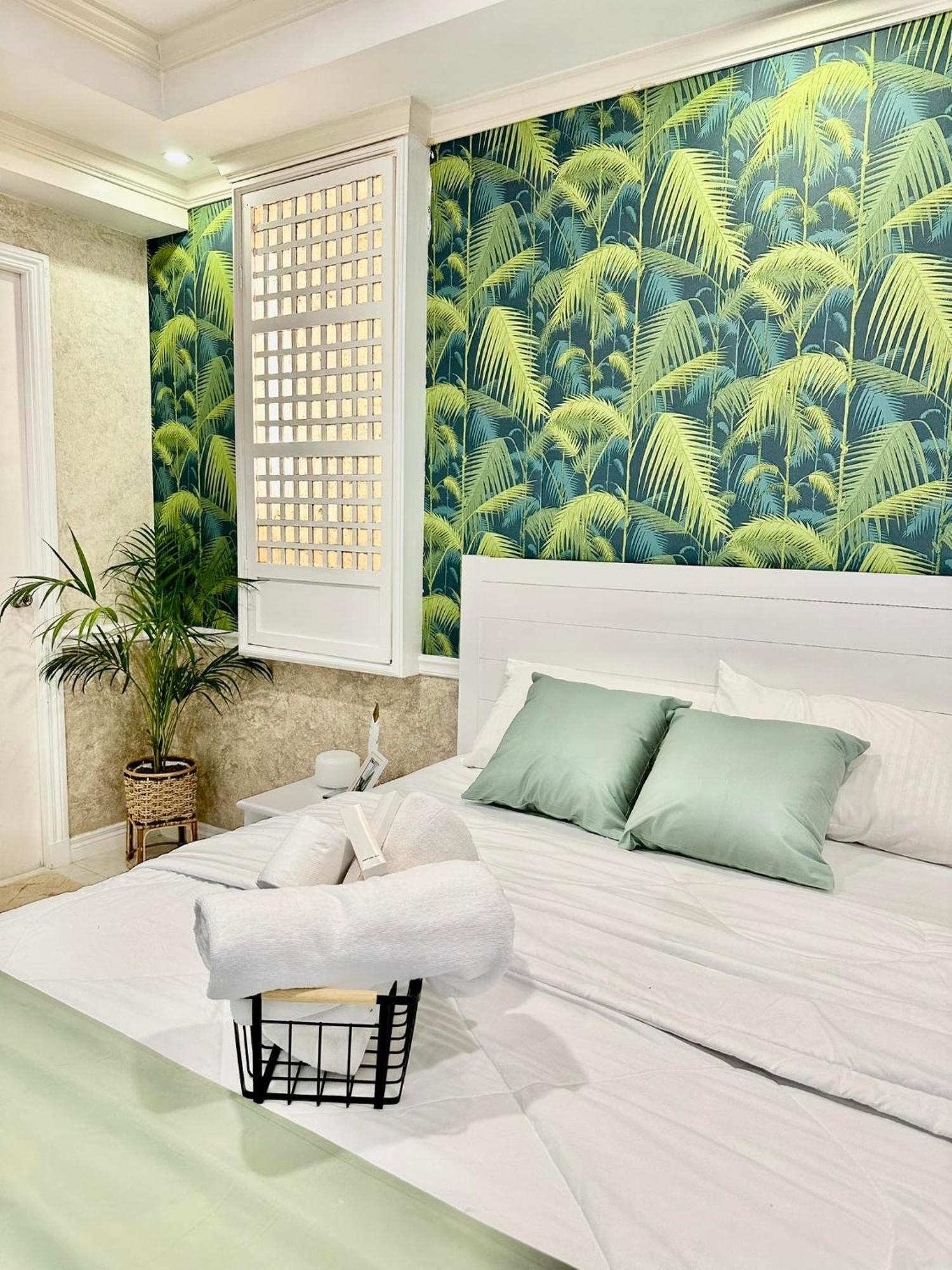 One Bedroom With Balcony By Christine Suites Ph In Greenbelt Radisson Makati City ภายนอก รูปภาพ