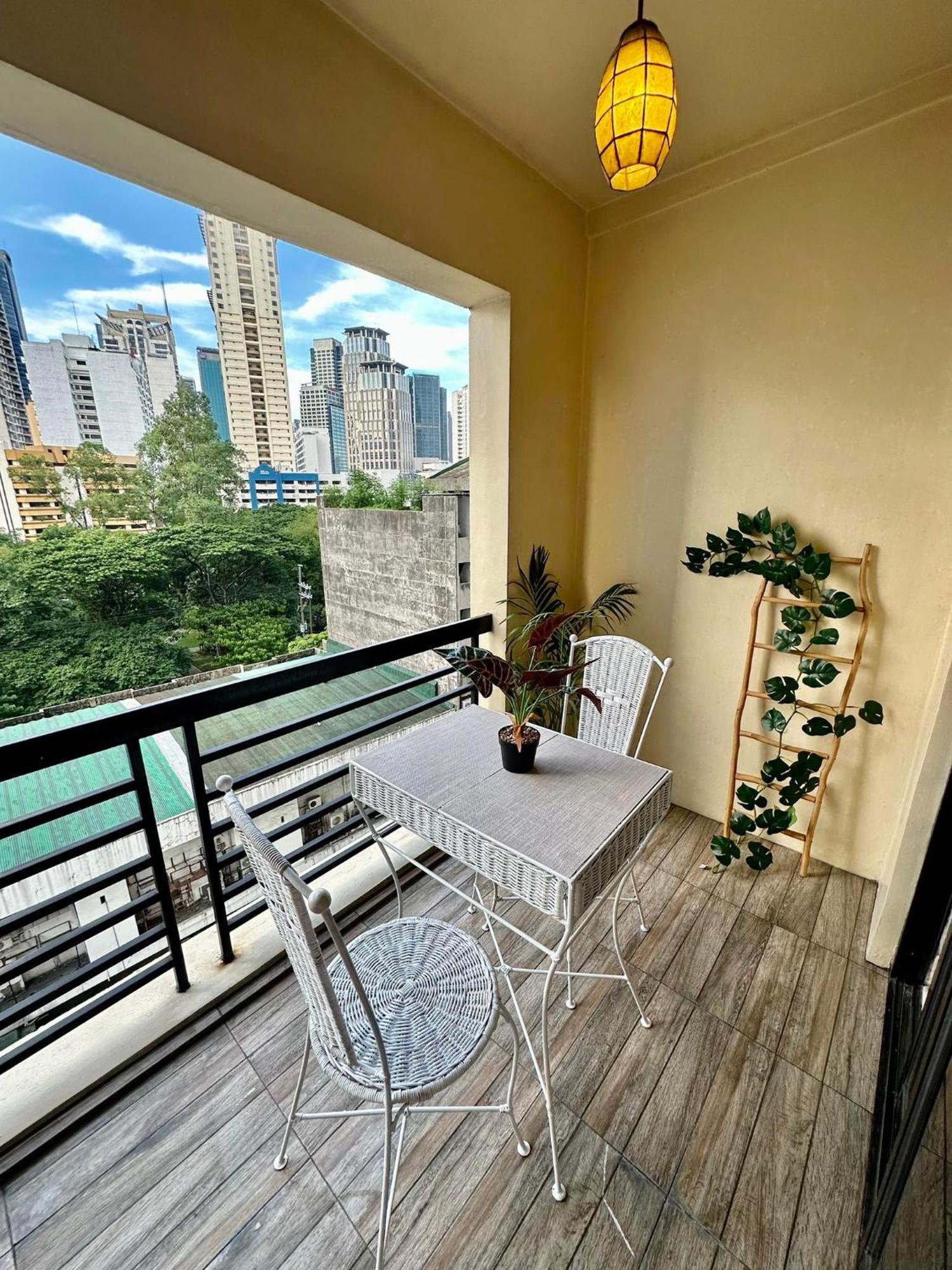 One Bedroom With Balcony By Christine Suites Ph In Greenbelt Radisson Makati City ภายนอก รูปภาพ