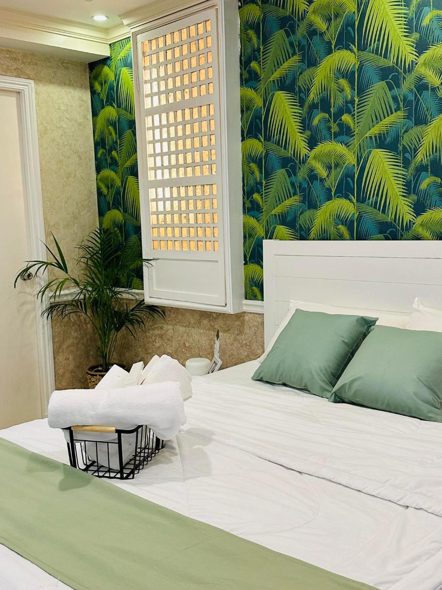 One Bedroom With Balcony By Christine Suites Ph In Greenbelt Radisson Makati City ภายนอก รูปภาพ