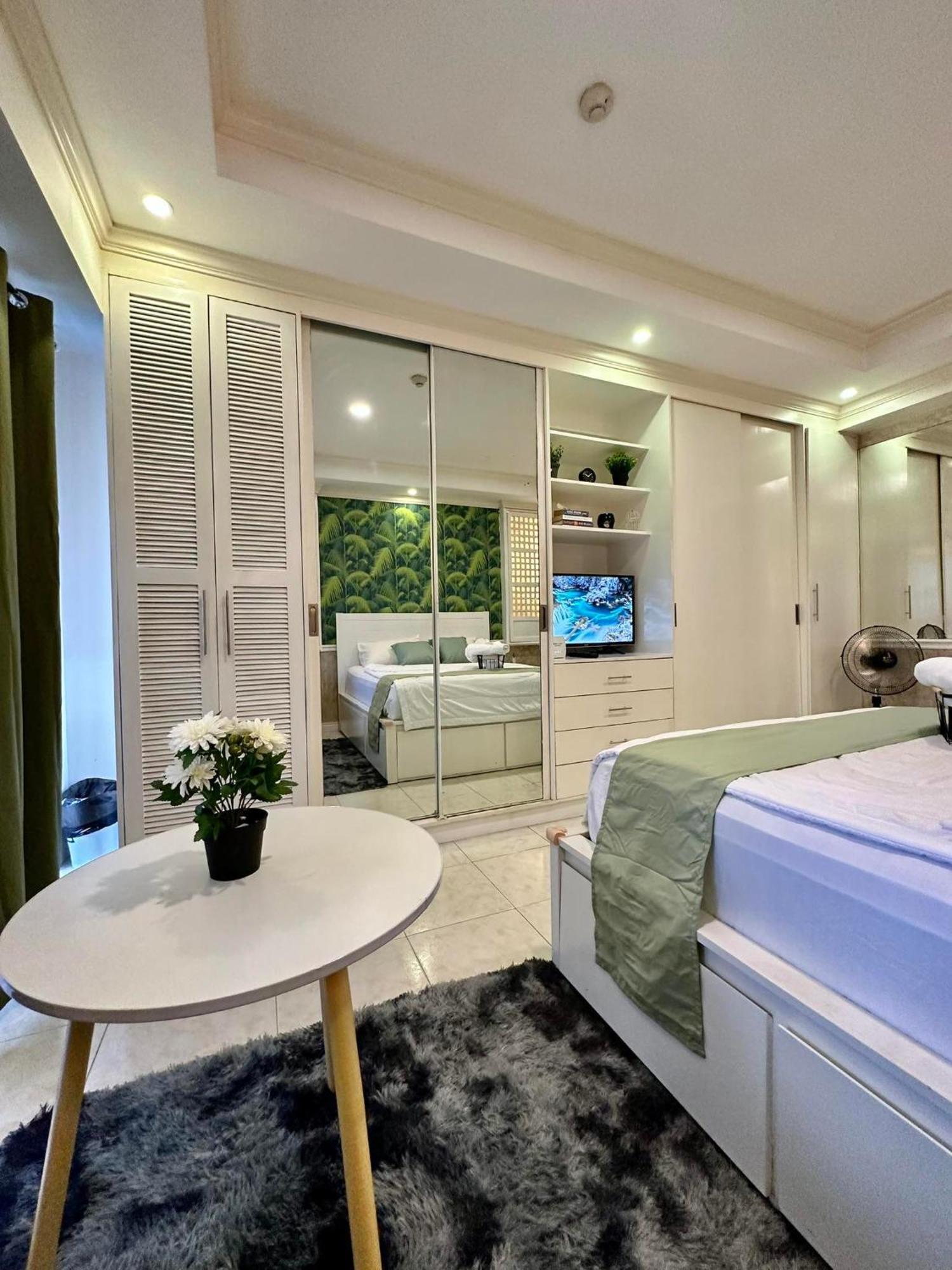 One Bedroom With Balcony By Christine Suites Ph In Greenbelt Radisson Makati City ภายนอก รูปภาพ