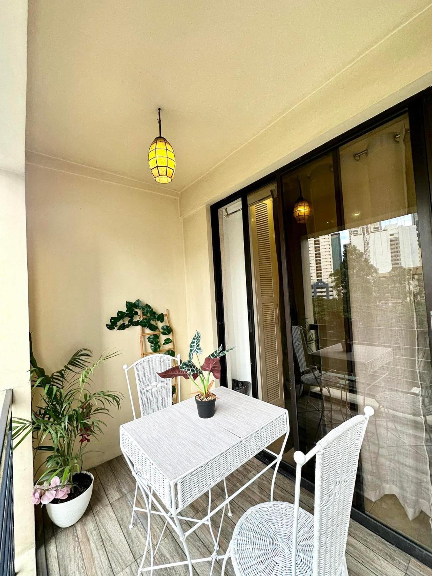 One Bedroom With Balcony By Christine Suites Ph In Greenbelt Radisson Makati City ภายนอก รูปภาพ
