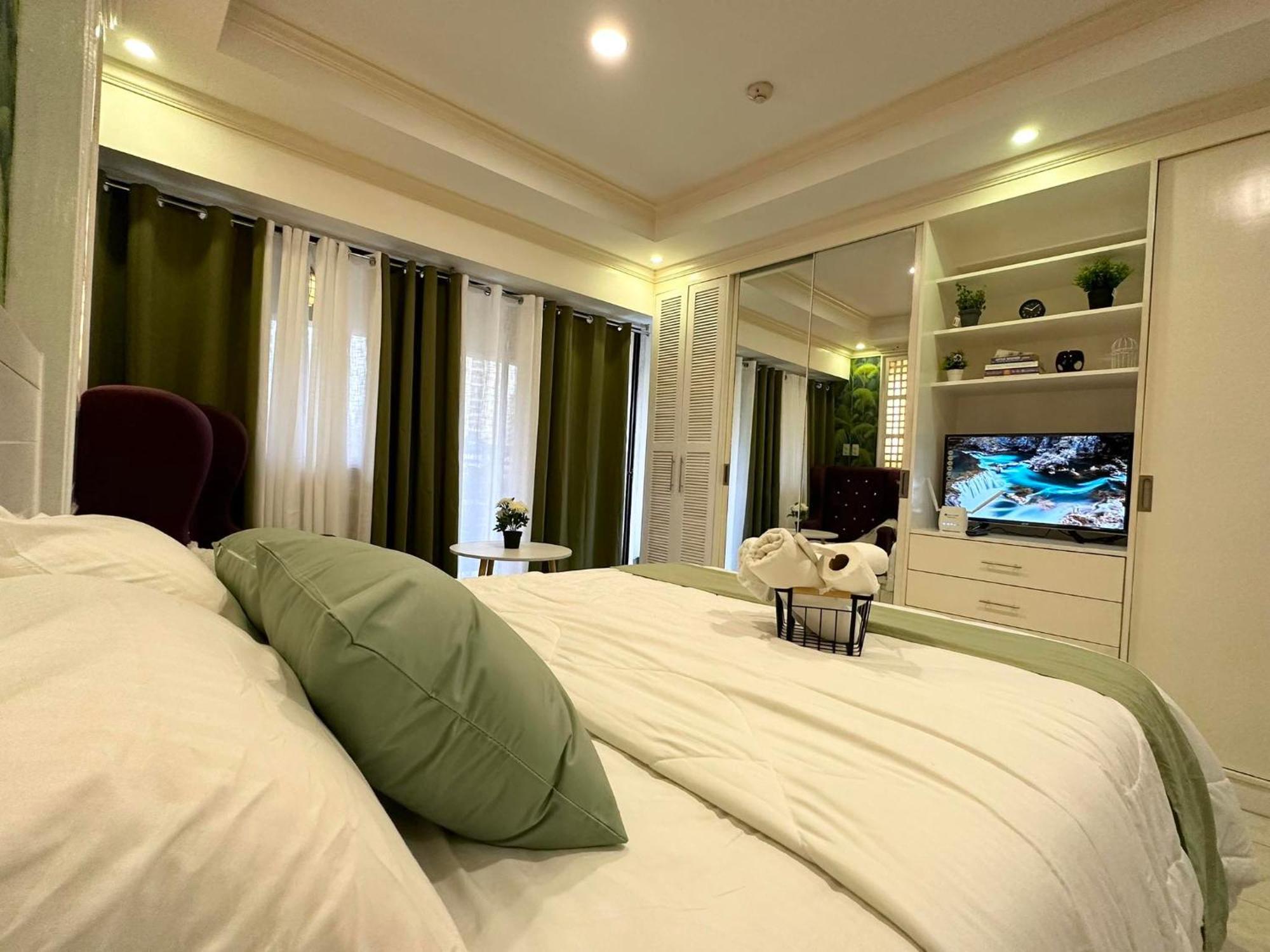 One Bedroom With Balcony By Christine Suites Ph In Greenbelt Radisson Makati City ภายนอก รูปภาพ