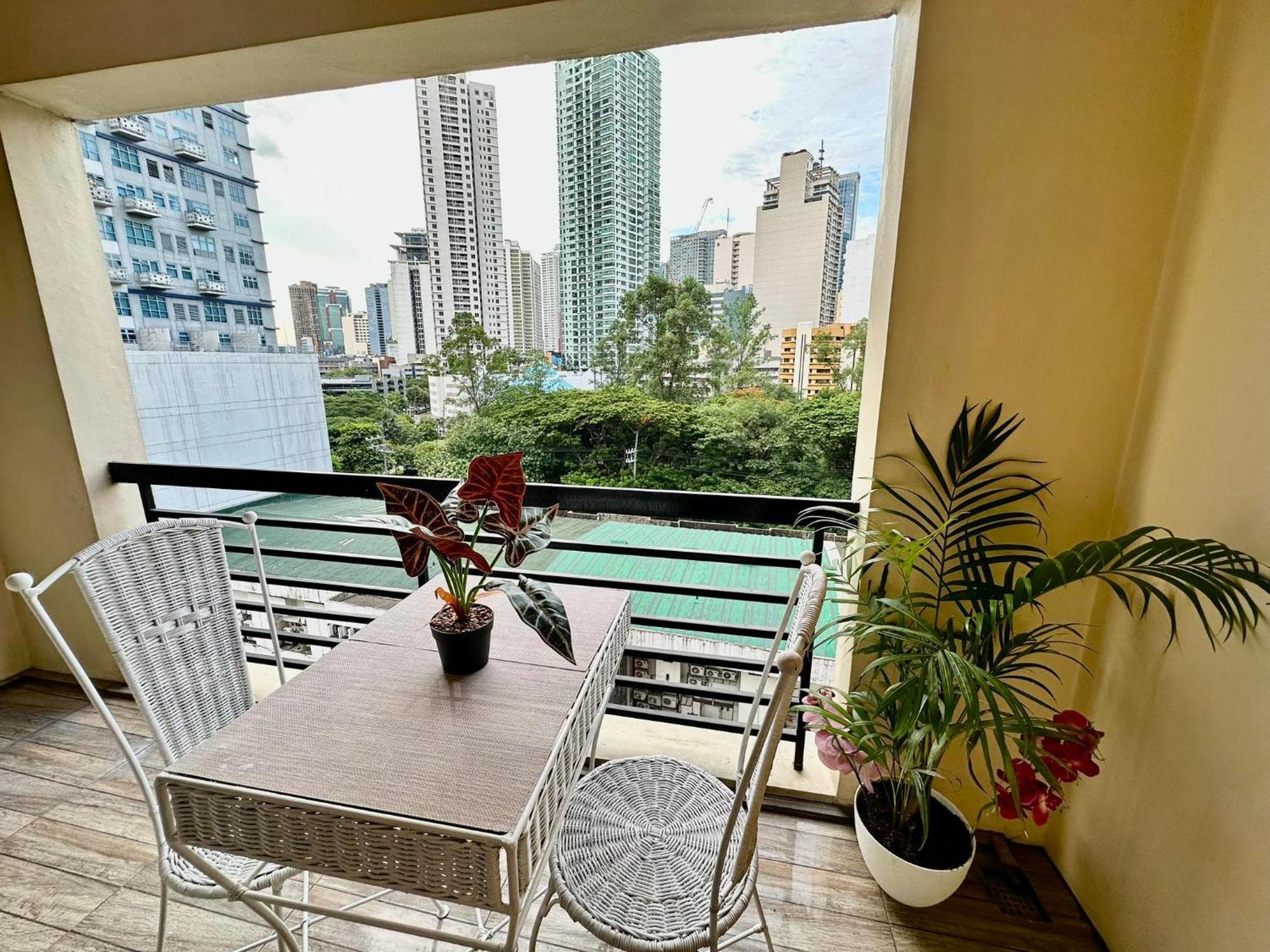 One Bedroom With Balcony By Christine Suites Ph In Greenbelt Radisson Makati City ภายนอก รูปภาพ