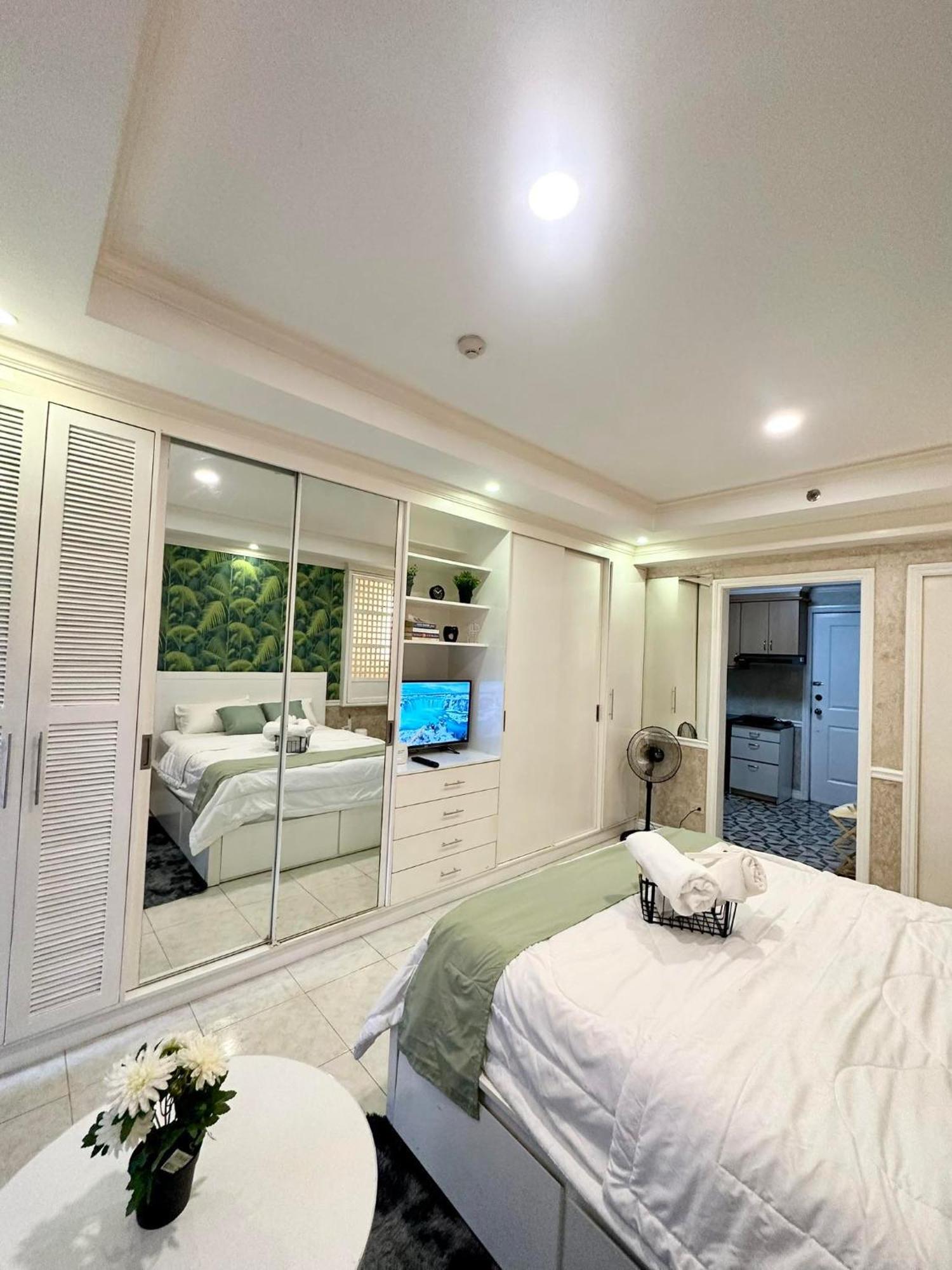 One Bedroom With Balcony By Christine Suites Ph In Greenbelt Radisson Makati City ภายนอก รูปภาพ