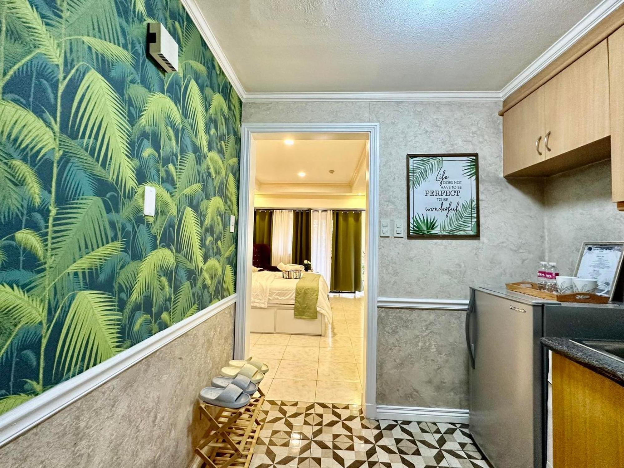 One Bedroom With Balcony By Christine Suites Ph In Greenbelt Radisson Makati City ภายนอก รูปภาพ