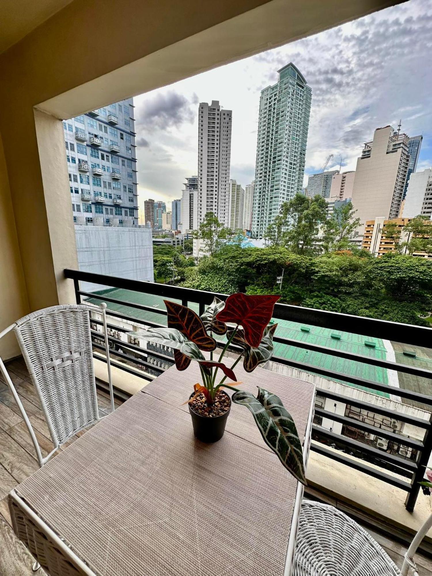 One Bedroom With Balcony By Christine Suites Ph In Greenbelt Radisson Makati City ภายนอก รูปภาพ