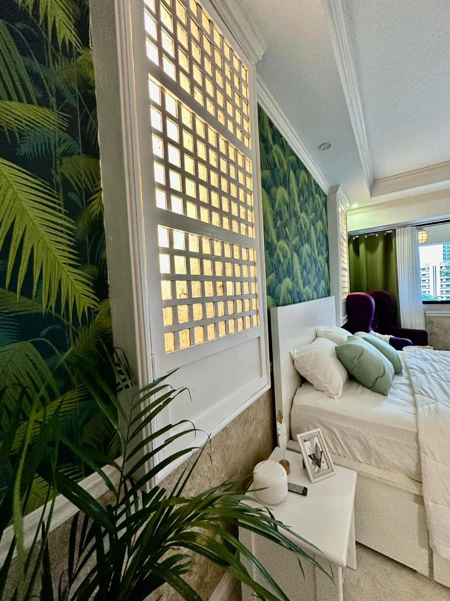 One Bedroom With Balcony By Christine Suites Ph In Greenbelt Radisson Makati City ภายนอก รูปภาพ