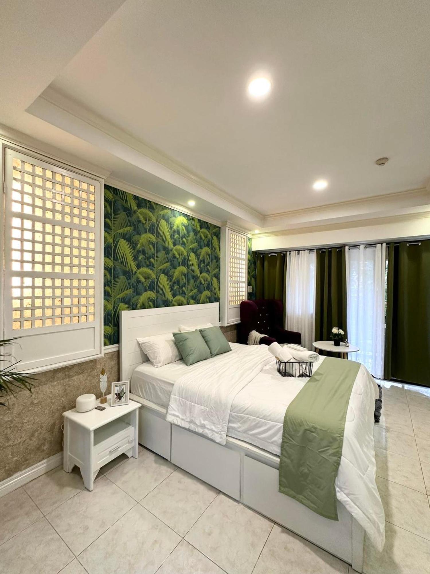One Bedroom With Balcony By Christine Suites Ph In Greenbelt Radisson Makati City ภายนอก รูปภาพ